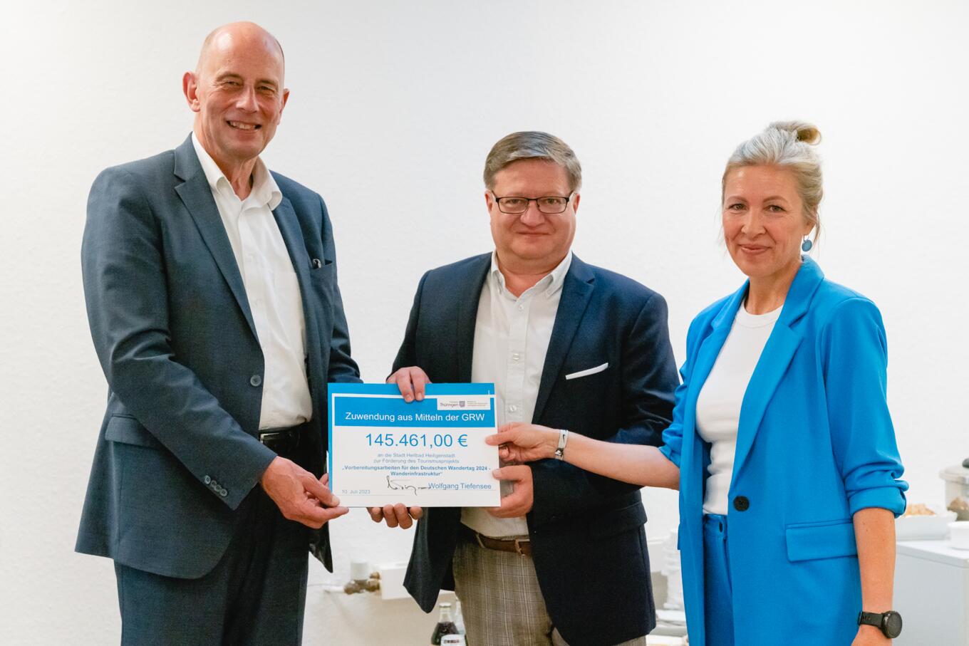 Wirtschaftsminister Wolfgang Tiefensee (links) übergibt den Zuwendungsbescheid an Bürgermeister Thomas Spielmann und Projektleiterin Jeannette Löser ©Alexander Franke, Stadtverwaltung Heilbad Heiligenstadt